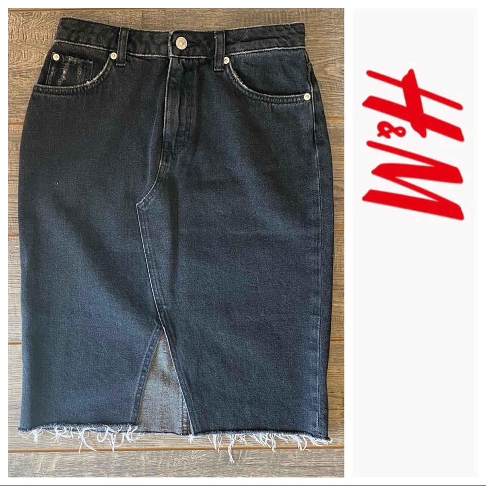 NWOT Black Raw Edge Hem Distressed Denim Skirt from H&M, Size 6